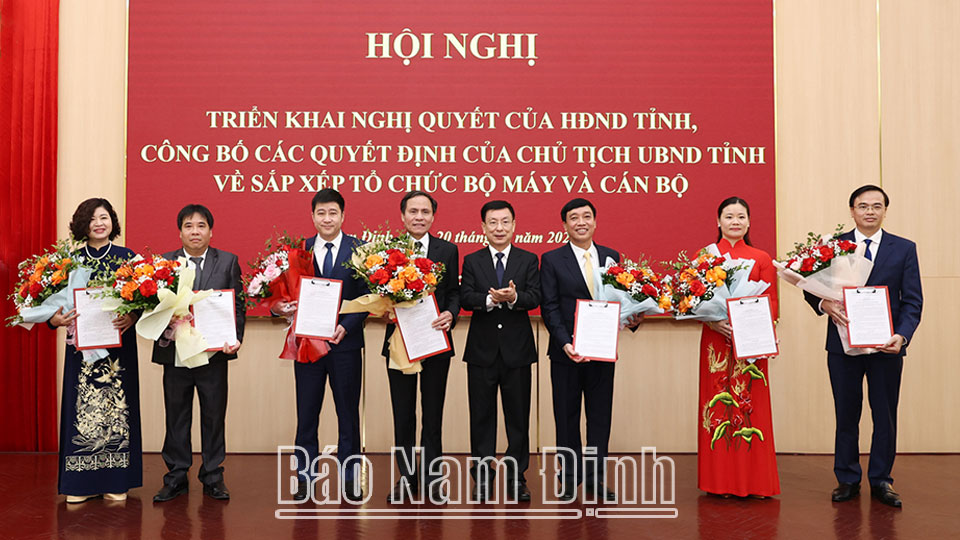 Triển khai Nghị quyết của HĐND tỉnh, công bố các quyết định về tổ chức bộ máy và cán bộ