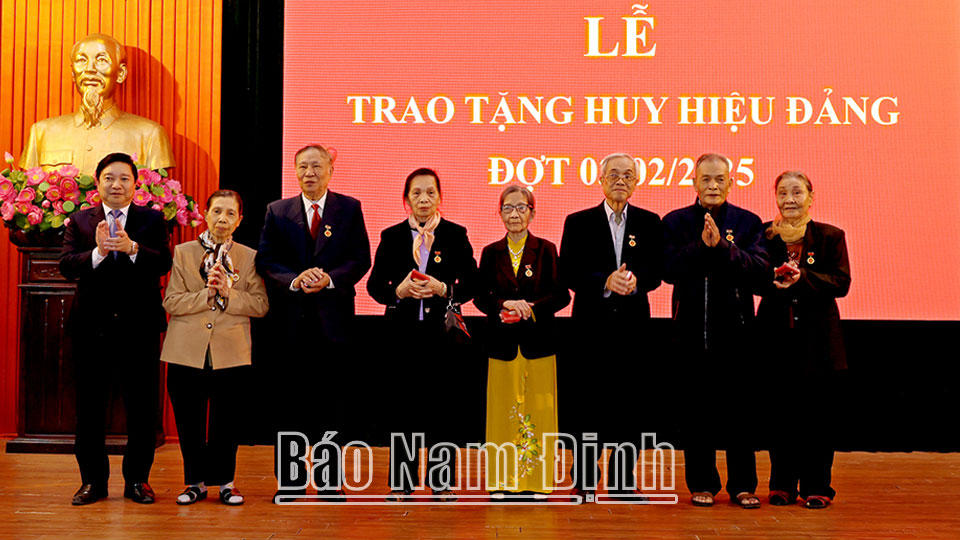 Toàn tỉnh có 2.399 đảng viên được tặng Huy hiệu Đảng nhân dịp kỷ niệm Ngày thành lập Đảng 3/2