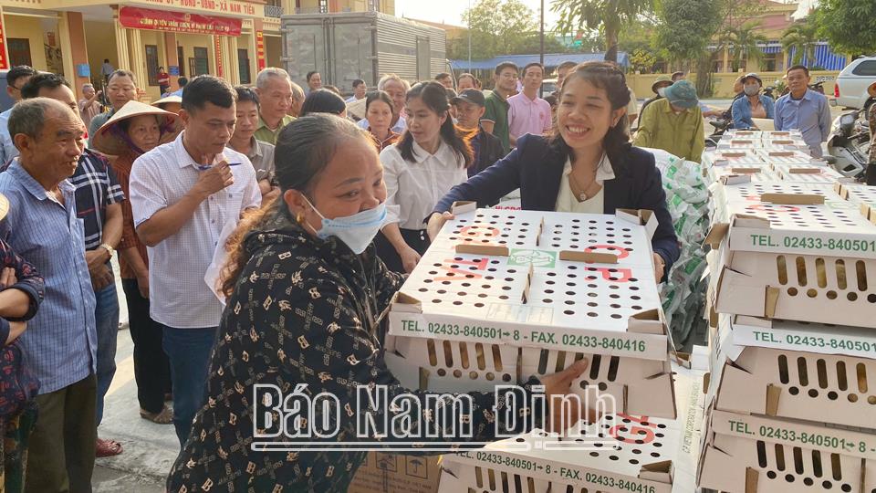 Đa dạng các hình thứchỗ trợ nông dân khôi phục sản xuất