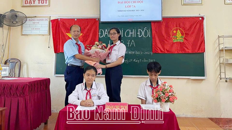 Thầy tổng phụ trách Đội tận tâm