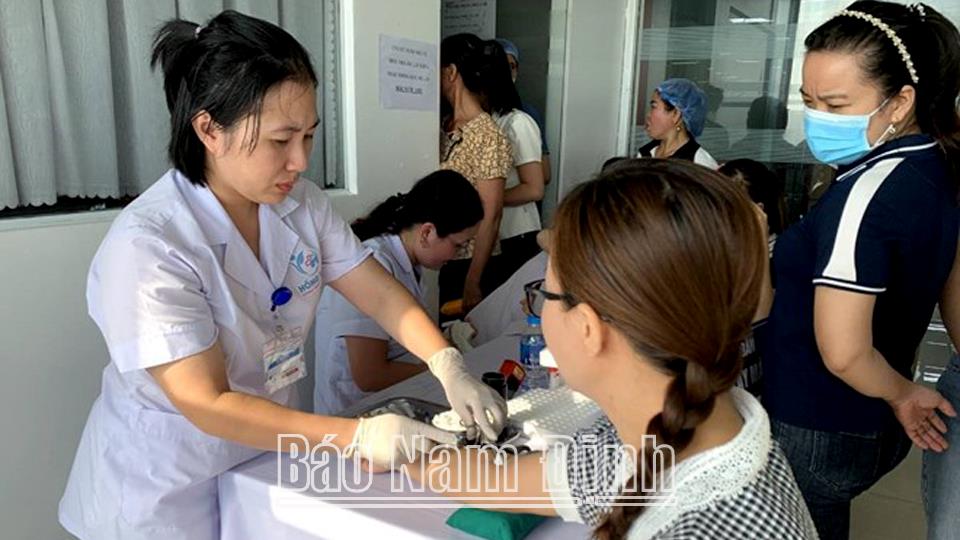 Nâng cao đời sốngcho nữ công nhân lao động