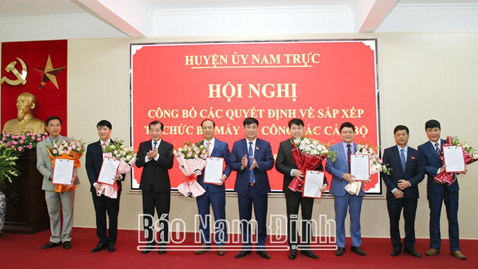 Huyện ủy Nam Trực công bố các quyết định sắp xếp tổ chức bộ máy và công tác cán bộ