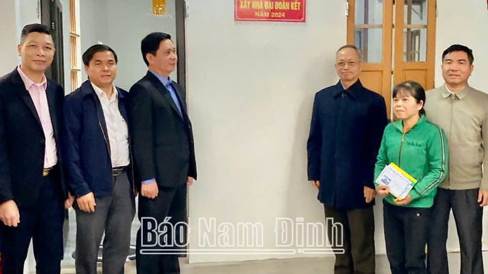 Bàn giao nhà Đại đoàn kết cho các hộ có hoàn cảnh khó khăn tại Xuân Trường