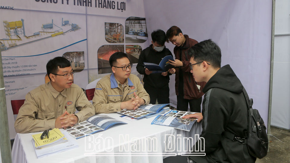 Gần 1.000 lao động, học sinh, sinh viên tham gia Ngày hội Việc làm năm 2023