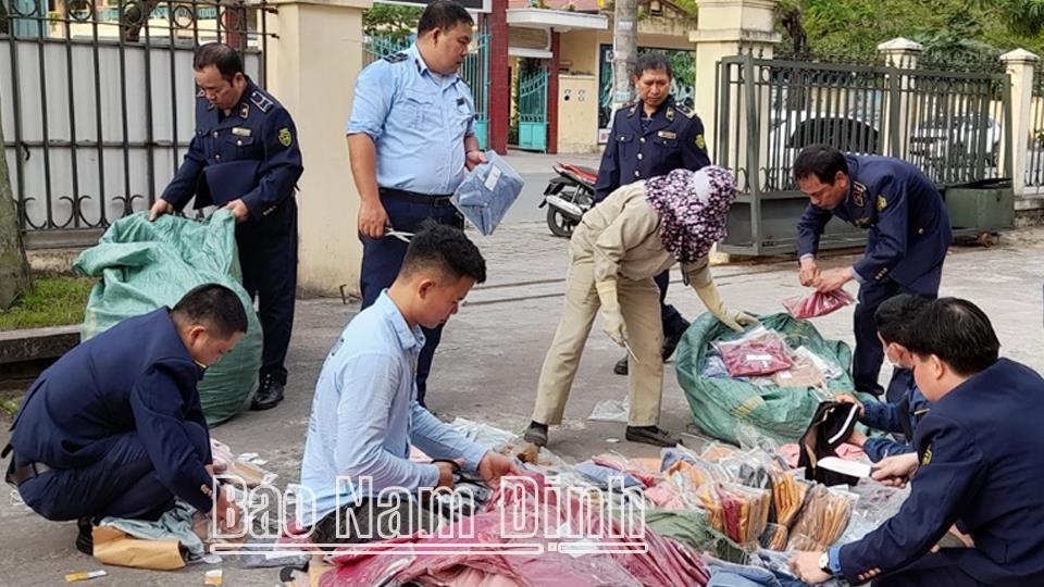 Tiêu hủy gần 1.000 áo phông giả mạo nhãn hiệu thời trang YODY