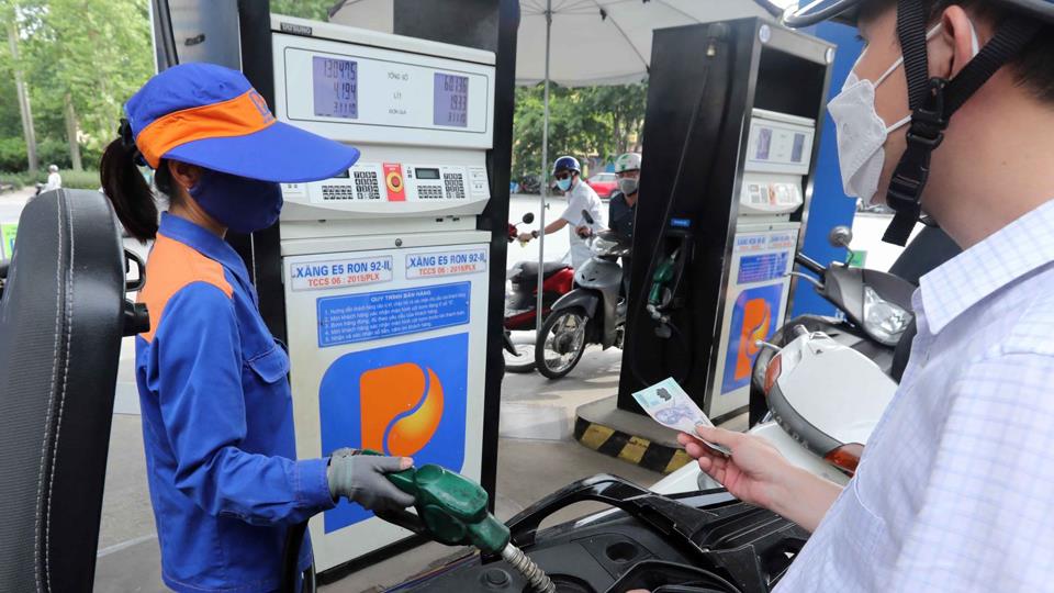 Giá xăng tăng gần 500 đồng/lít