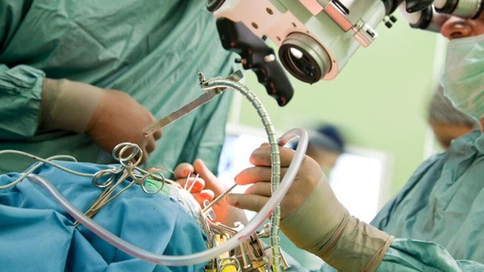 Công ty công nghệ Israel phát triển robot y tế phẫu thuật não nhỏ như cây bút