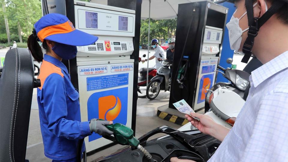 Giá xăng giảm 780 đồng/lít