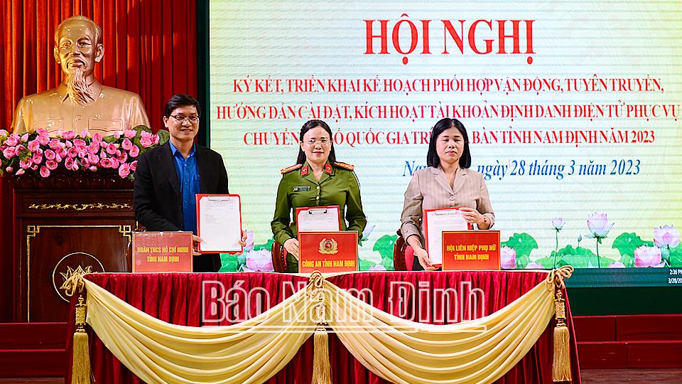 Đẩy mạnh tuyên truyền, hướng dẫn cài đặt, sử dụng  tài khoản định danh điện tử