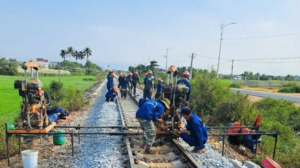 Thi công đồng loạt 3 dự án cải tạo, nâng cấp tuyến đường sắt quốc gia