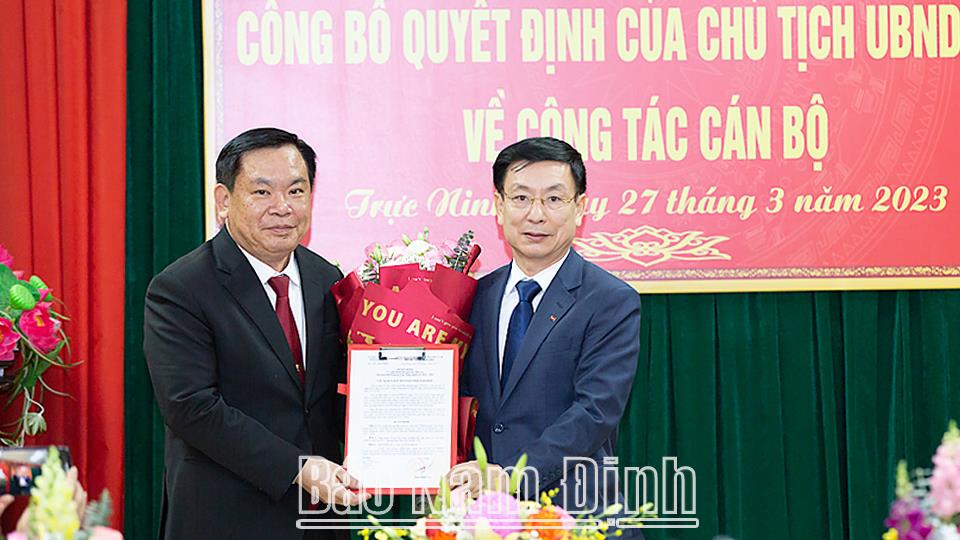 Huyện Trực Ninh công bố Quyết định của Chủ tịch UBND tỉnh về công tác cán bộ