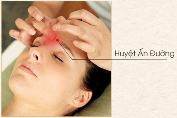 Xoa bóp, bấm huyệt hỗ trợ điều trị viêm xoang