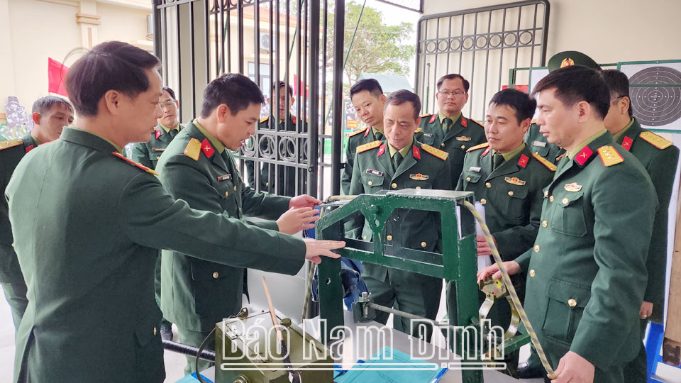 Sôi nổi phong trào cải tiến mô hình học cụ phục vụ công tác huấn luyện