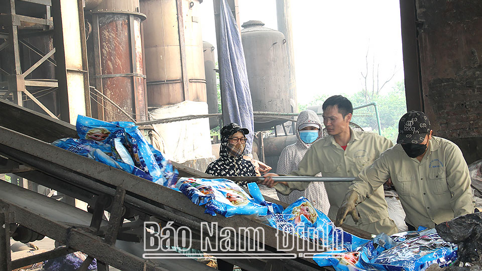 Tiêu hủy hàng hóa vi phạm hành chính trị giá hơn 65 triệu đồng