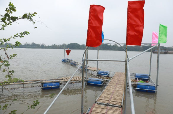 Công bố hạ thủy bẫy rác trên sông thứ 5 tại xã Xuân Thành