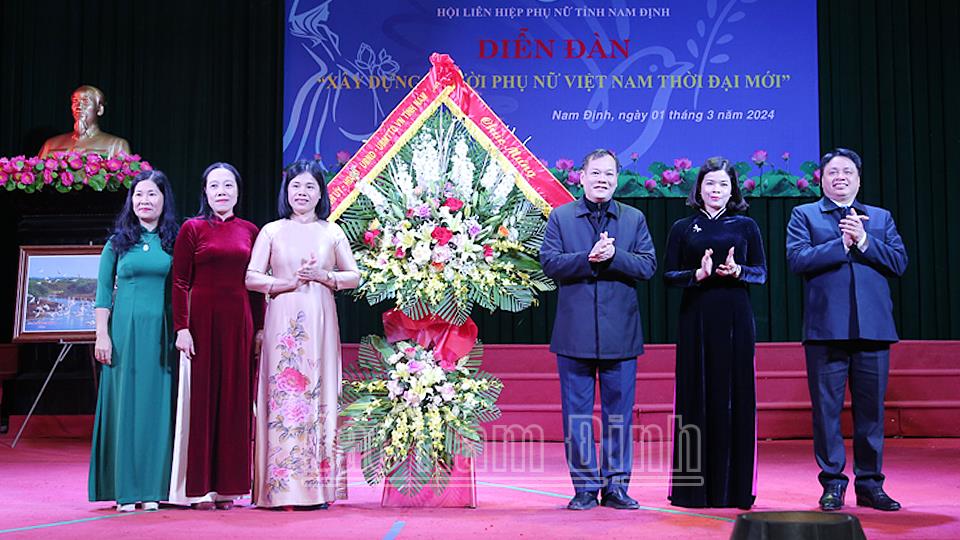 Diễn đàn “Xây dựng người phụ nữ Việt Nam thời đại mới”