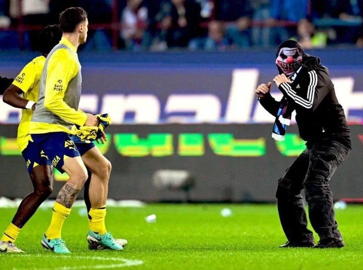 Thổ Nhĩ Kỳ: Cầu thủ đánh nhau với CĐV, cả đội bóng bỏ chạy