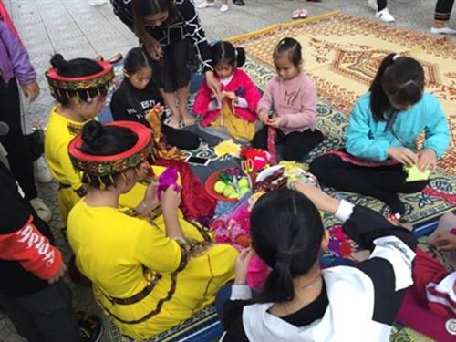 Tổ chức Ngày Văn hóa các dân tộc Việt Nam (19-4)