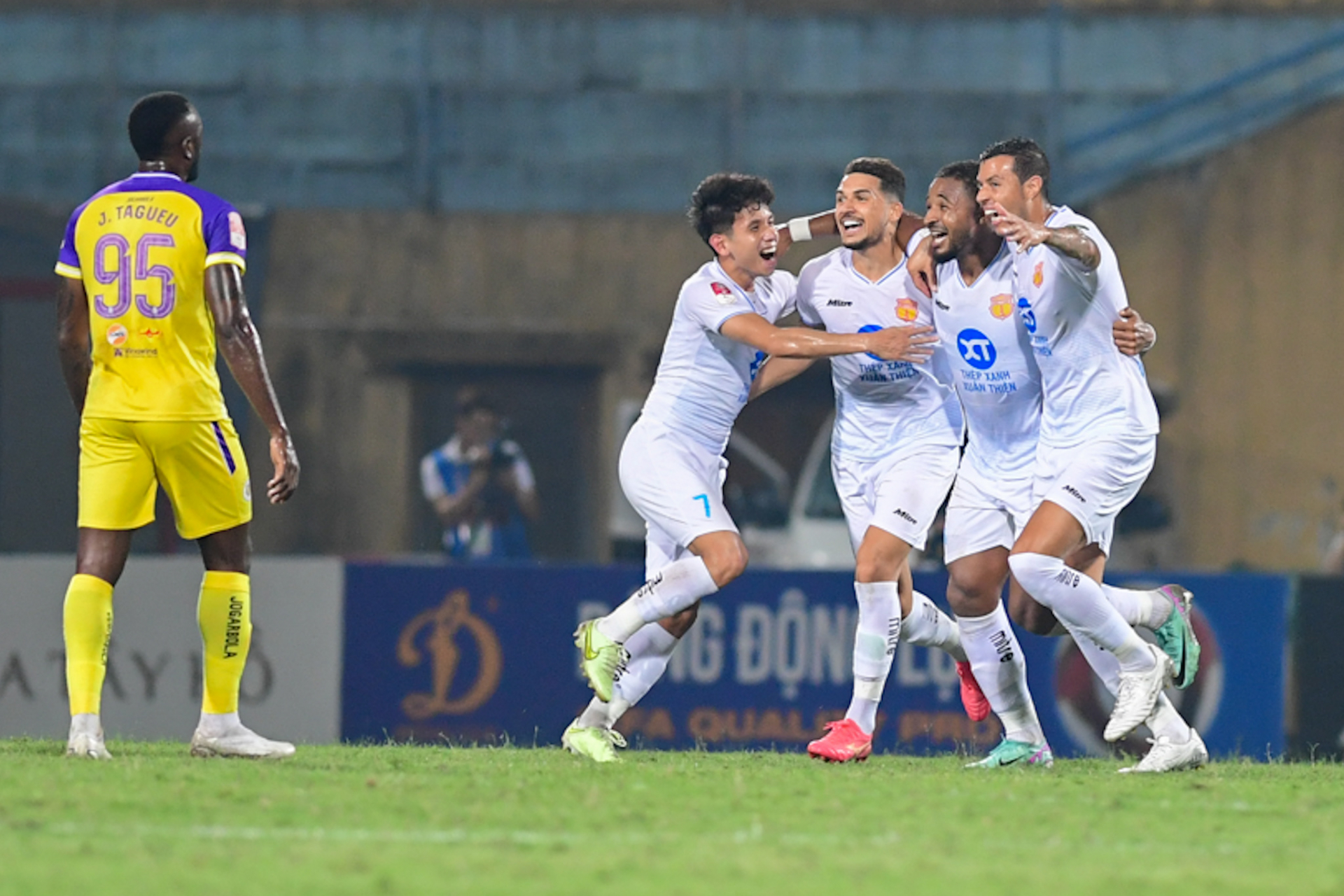 Thắng kịch tính Hà Nội FC, Thép xanh Nam Định vững ngôi đầu V.League