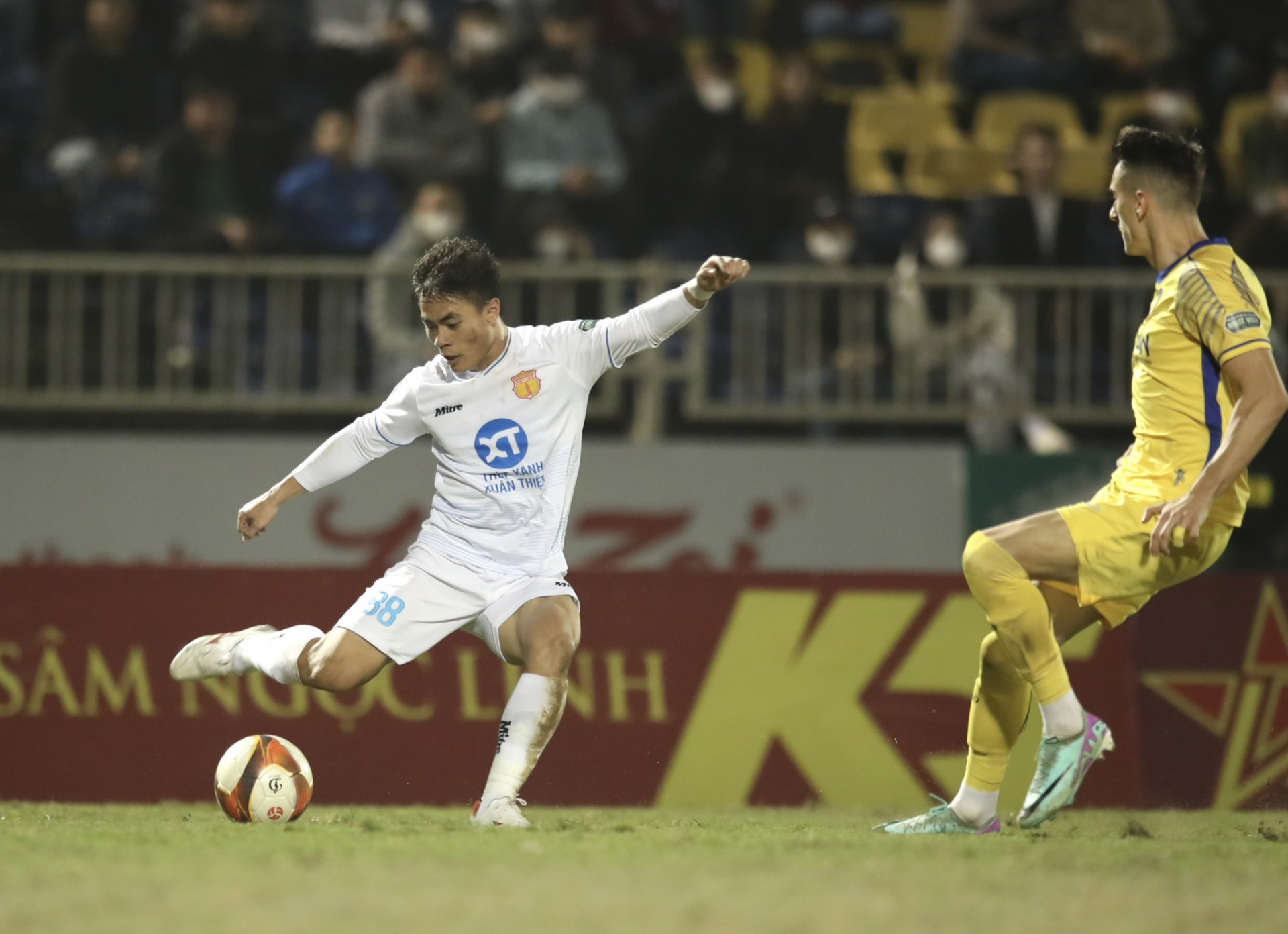 Nam Định thắng ngoạn mục trên sân Vinh