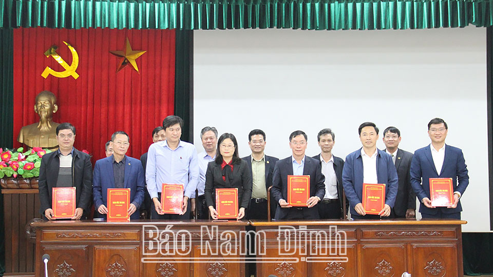 Khối các sở, ngành Kinh tế - Kỹ thuật ký kết giao ước thi đua năm 2024