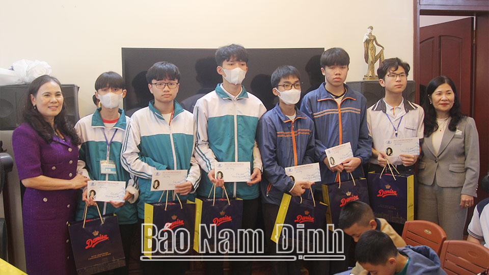 Kỷ niệm 114 năm Ngày Quốc tế Phụ nữ (8-3-1910 - 8-3-2024): Phát huy vai trò của phụ nữ trong xây dựng gia đìnhno ấm, bình đẳng, tiến bộ, hạnh phúc