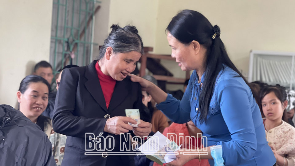 Tặng quà cho hội viên Hội người mù tỉnh có hoàn cảnh khó khăn