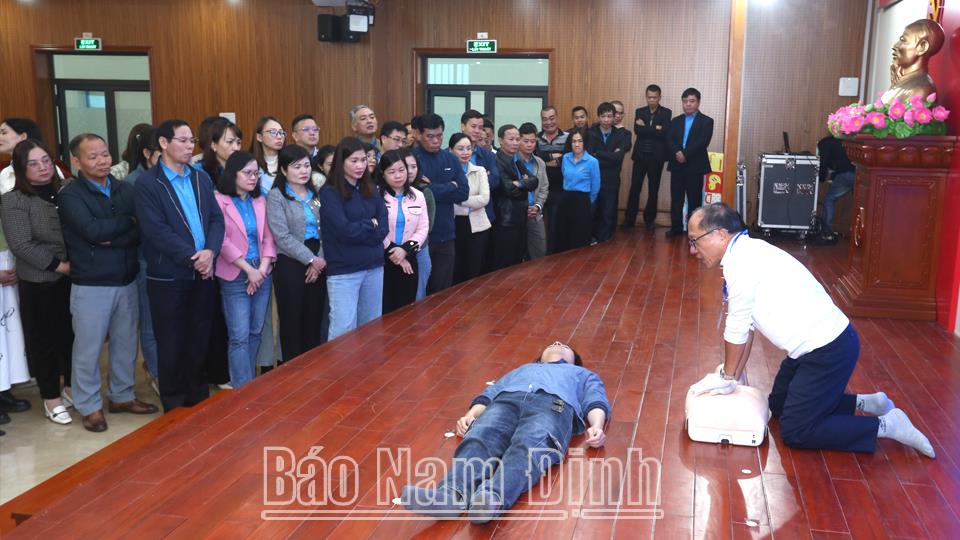Tập huấn kỹ năng sơ cấp cứu cho đoàn viên, người lao động