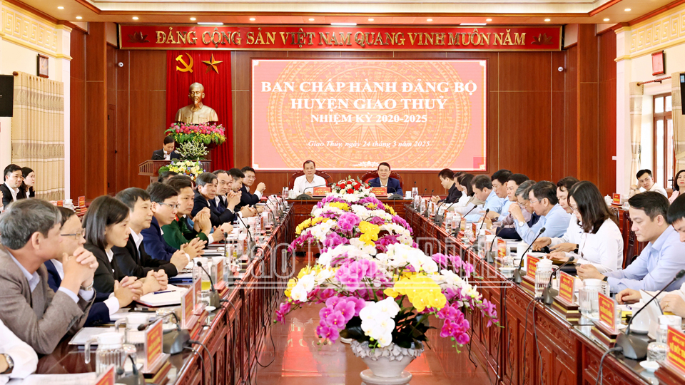 Đoàn công tác của đồng chí Bí thư Tỉnh ủy làm việc với Ban Thường vụ Huyện uỷ Giao Thuỷ