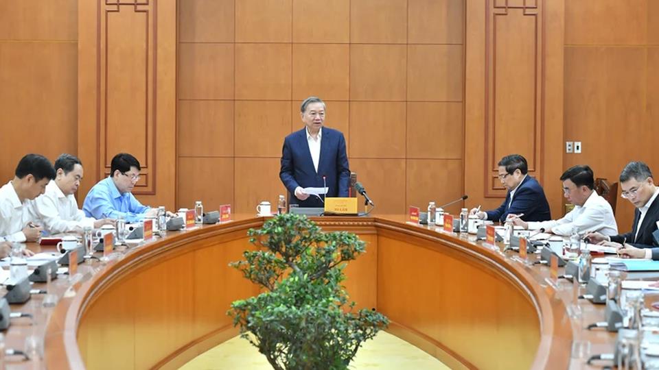 Đặc biệt coi trọng chất lượng nguồn nhân sự và có cơ cấu hài hòa, hợp lý