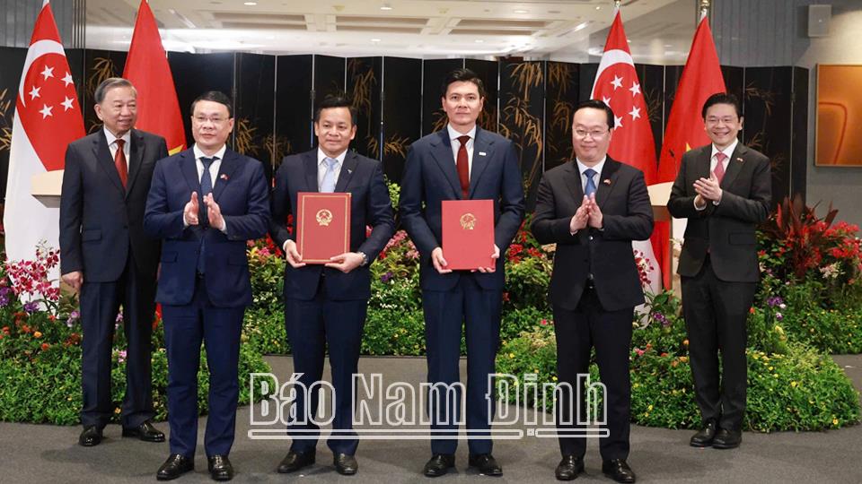 Bí thư Tỉnh ủy Đặng Khánh Toàn trao Quyết định chủ trương đầu tư dự án VSIP Nam Định giai đoạn 1