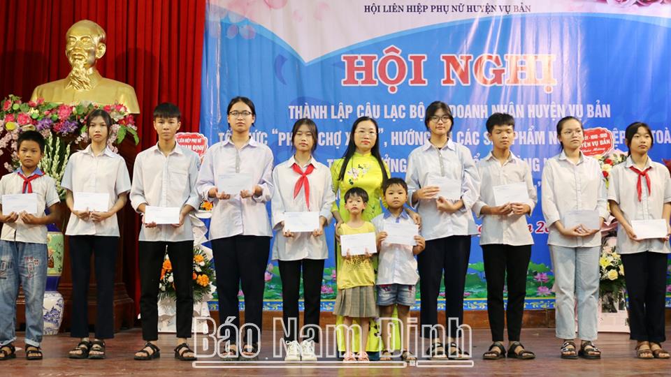Tiếp động lực giúp học sinh nghèo vượt khó