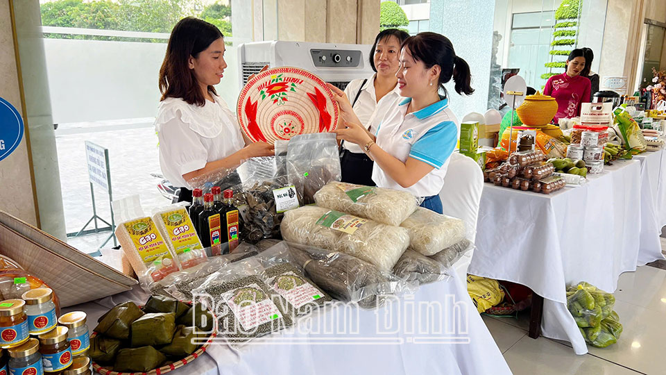 Kỷ niệm 115 năm Ngày Quốc tế Phụ nữ (8/3/1910 - 8/3/2025): Phát huy vai trò của phụ nữ trong xây dựng gia đìnhno ấm, bình đẳng, tiến bộ, hạnh phúc