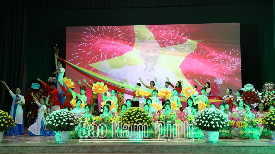 Học tập và làm theo tư tưởng, đạo đức, phong cách Hồ Chí Minh: Những thanh niên tiên tiến học và làm theo Bác