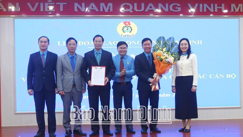 Liên đoàn Lao động tỉnh công bố các quyết định về sắp xếp bộ máy