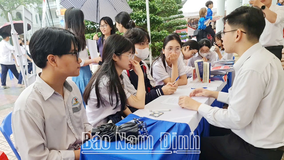 Giáo dục hướng nghiệptiếp cận thị trường lao động