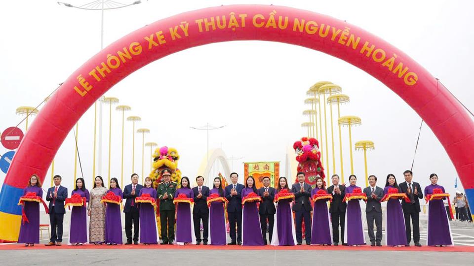 Thông xe cầu Nguyễn Hoàng vượt sông Hương