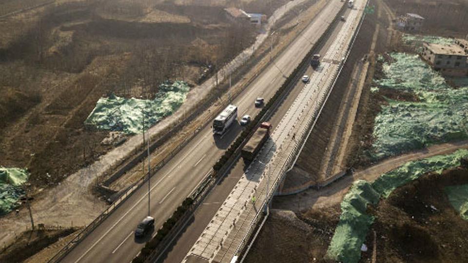 Trung Quốc xây đường năng lượng mặt trời tự sạc điện cho ôtô