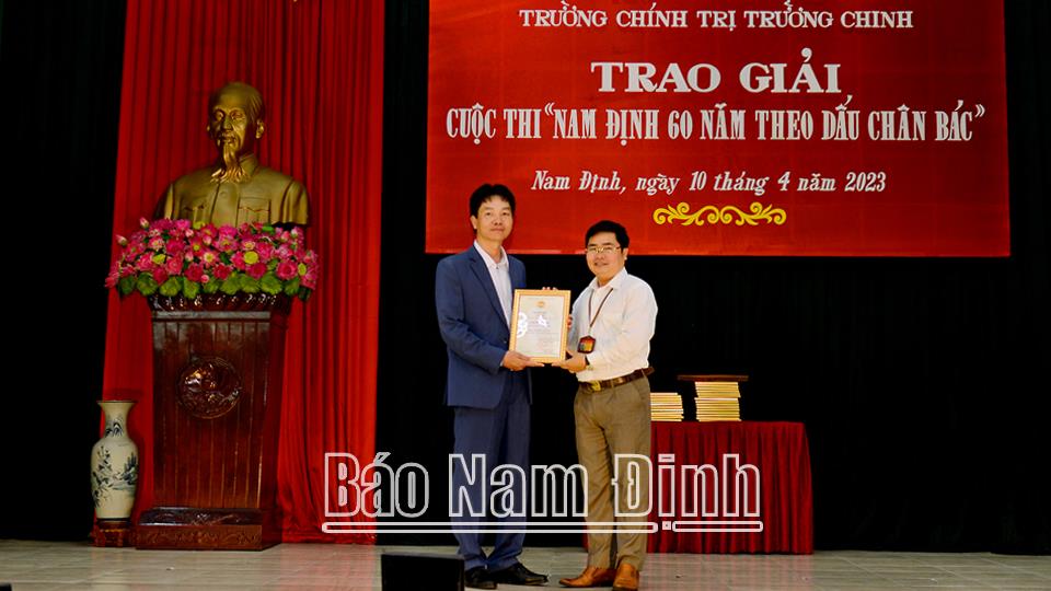 Trường Chính trị Trường Chinh trao giải cuộc thi “Nam Định - 60 năm theo dấu chân Bác”