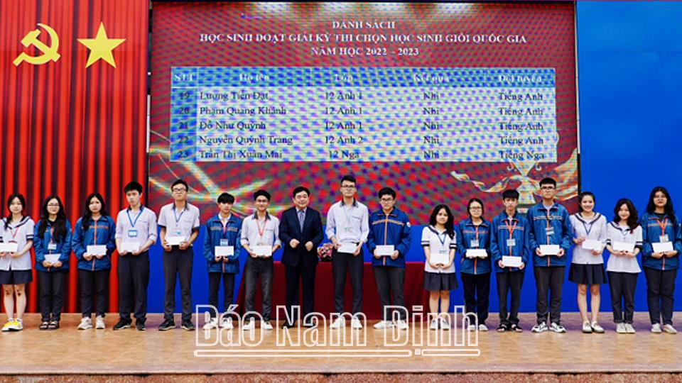 Quỹ LHP Talents trao thưởng trị giá 274 triệu đồng cho 75 học sinh đạt thành tích xuất sắc