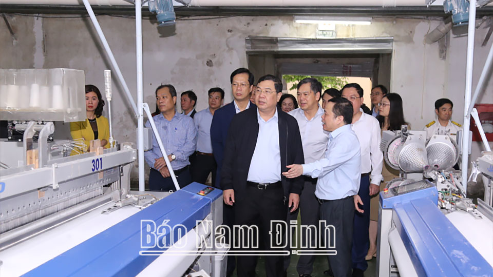 Đồng chí Bí thư Tỉnh ủy kiểm tra thực tế sản xuất, kinh doanh tại một số doanh nghiệp dệt may
