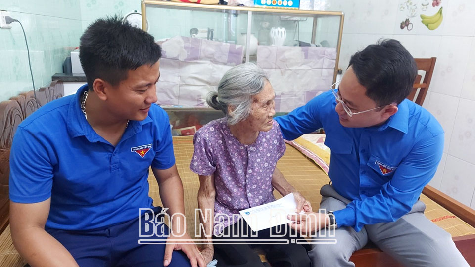 Một cán bộ Đoàn tiêu biểu nhận giải thưởng Lý Tự Trọng