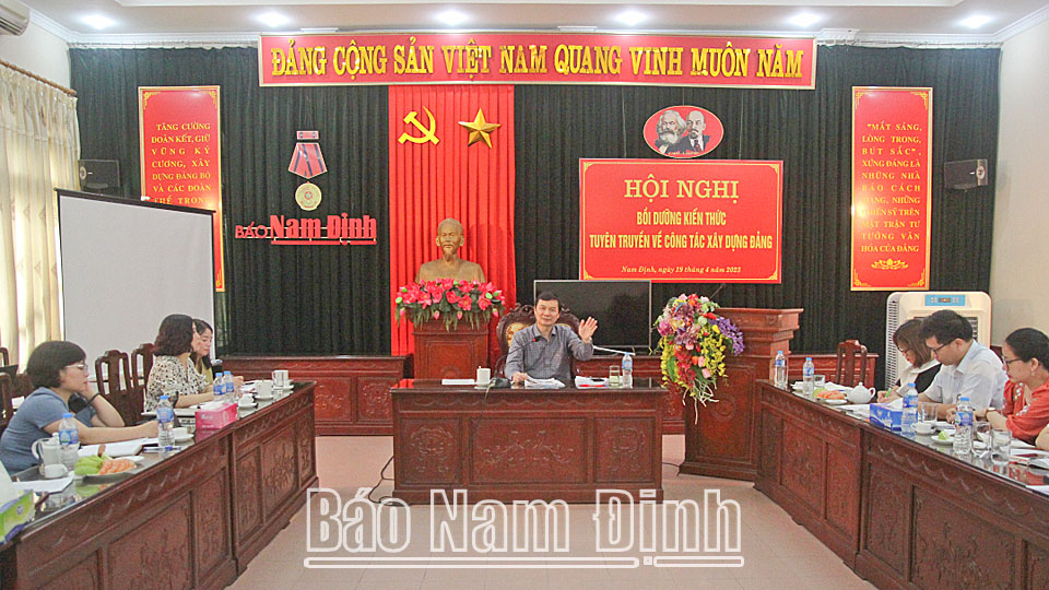 Bồi dưỡng kiến thức tuyên truyền về công tác xây dựng Đảng