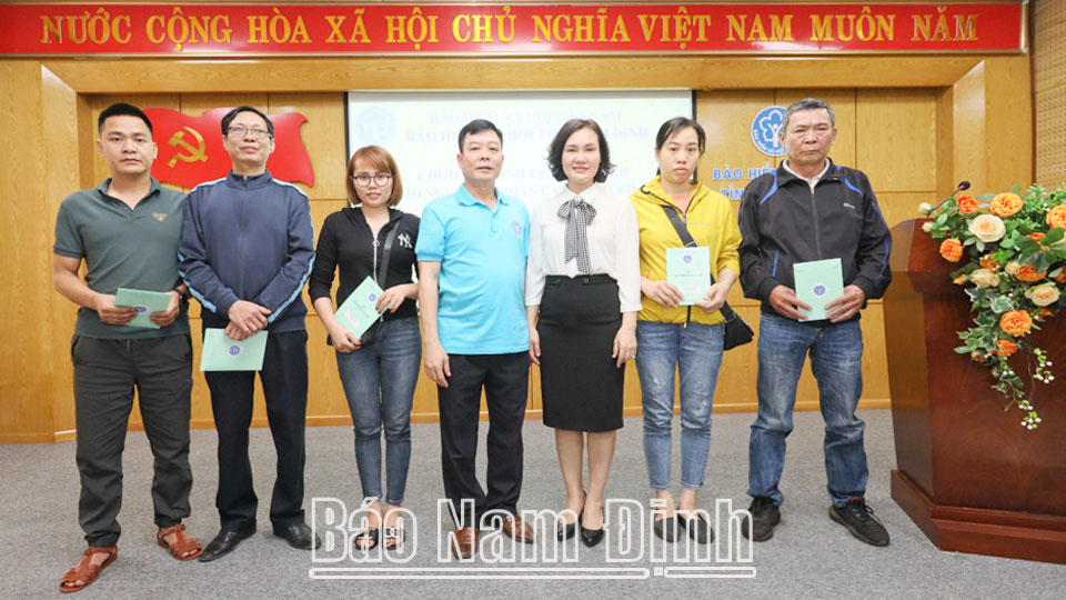 Trao tặng 70 sổ bảo hiểm xã hội cho người có hoàn cảnh khó khăn