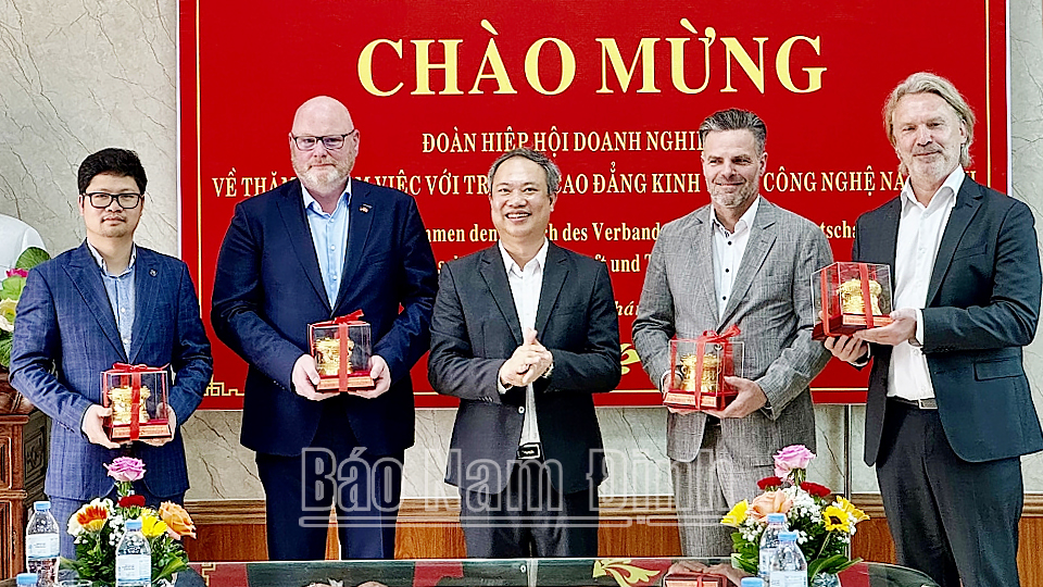 Đoàn Hiệp hội các Doanh nghiệp vừa và nhỏ Đức thăm và làm việc với Trường Cao đẳng Kinh tế và Công nghệ Nam Định