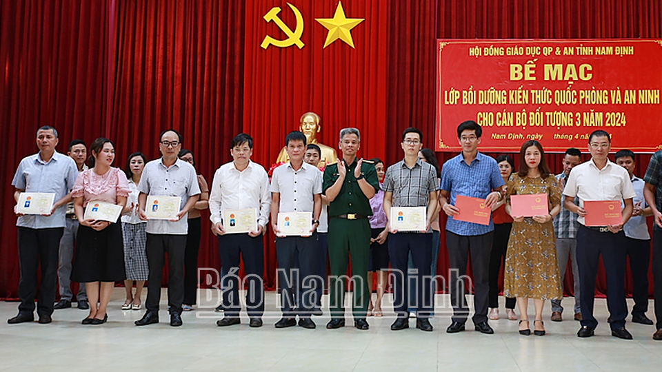 Bế mạc lớp bồi dưỡng kiến thức quốc phòng - an ninh cho cán bộ đối tượng 3