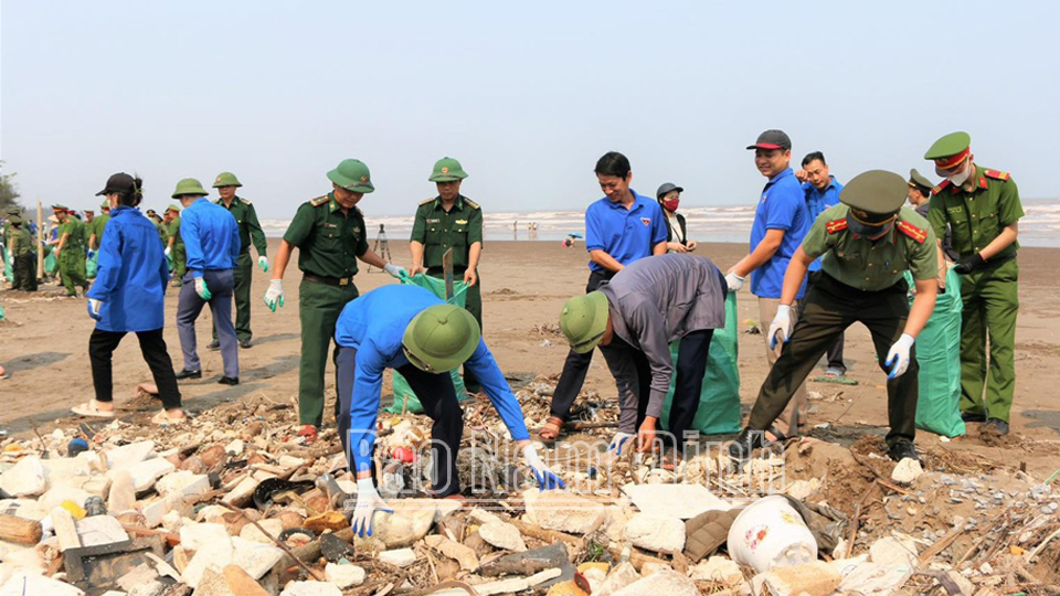 Tích cực thu dọn rác thải, bảo đảm an toàn cho du khách đến tham quan tại khu sinh thái Rạng Đông