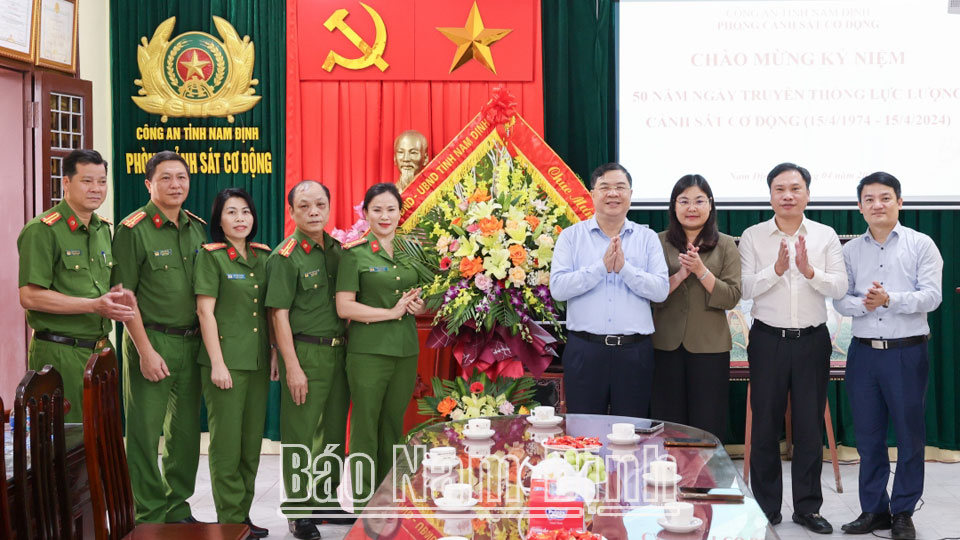 Đồng chí Bí thư Tỉnh ủy thăm, chúc mừng lực lượng Cảnh sát cơ động nhân ngày truyền thống