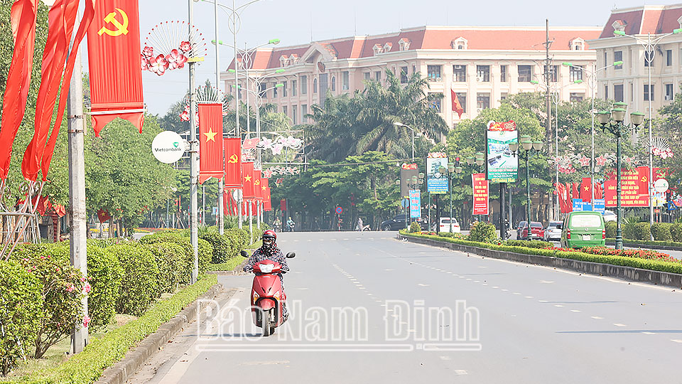 Nam Định trang hoàng cờ, hoa chào mừng kỷ niệm 49 năm Ngày Giải phóng hoàn toàn miền Nam, thống nhất đất nước và 138 năm Ngày Quốc tế Lao động