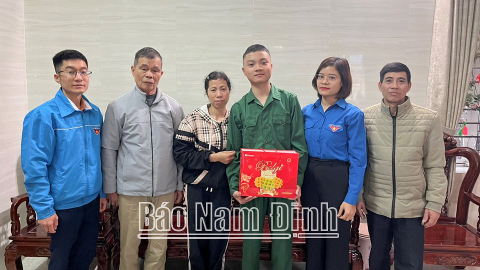 Những tấm gương bình dị mà cao quý năm 2024: Thanh niên trẻ với ước mơxây dựng và bảo vệ Tổ quốc